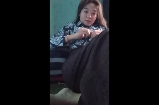 Cewek SMA Masih Pakai Baju Batik Sekolah