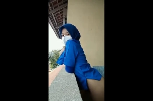 Mbak Kasir Indomaret Pamer Memek di Balkon