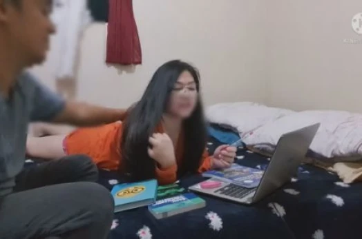 Parodi Kakak Adek Saling Bercumbu Di Kamar